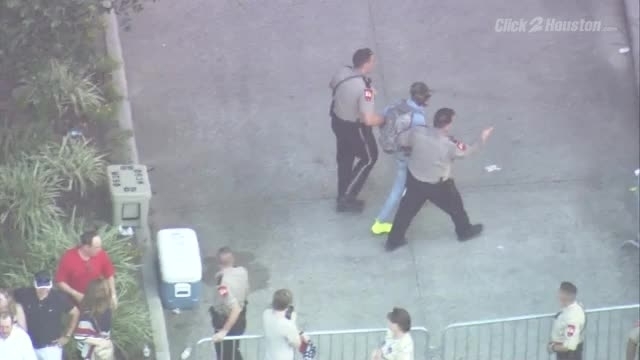 Man with backpack detained at Trump rally20160618022700.jpg