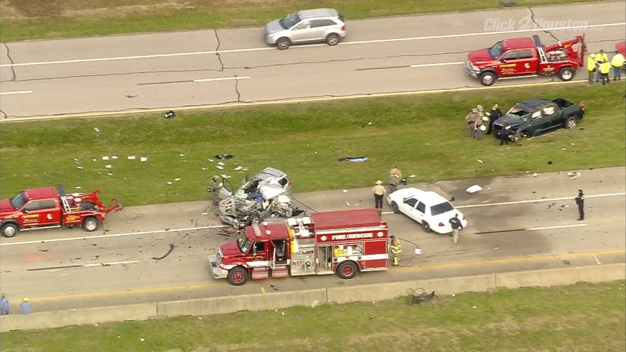 Houston firefighter among 2 killed in crash on I10 in Waller...