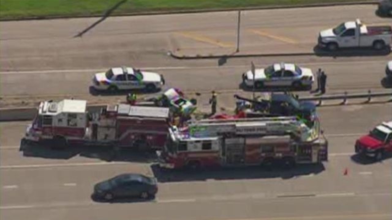 One dead in single-vehicle crash on I-10 in Baytown