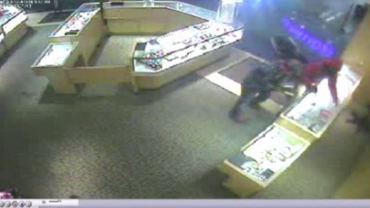 Thieves smash jewelry cases at Katy Mills Mall store