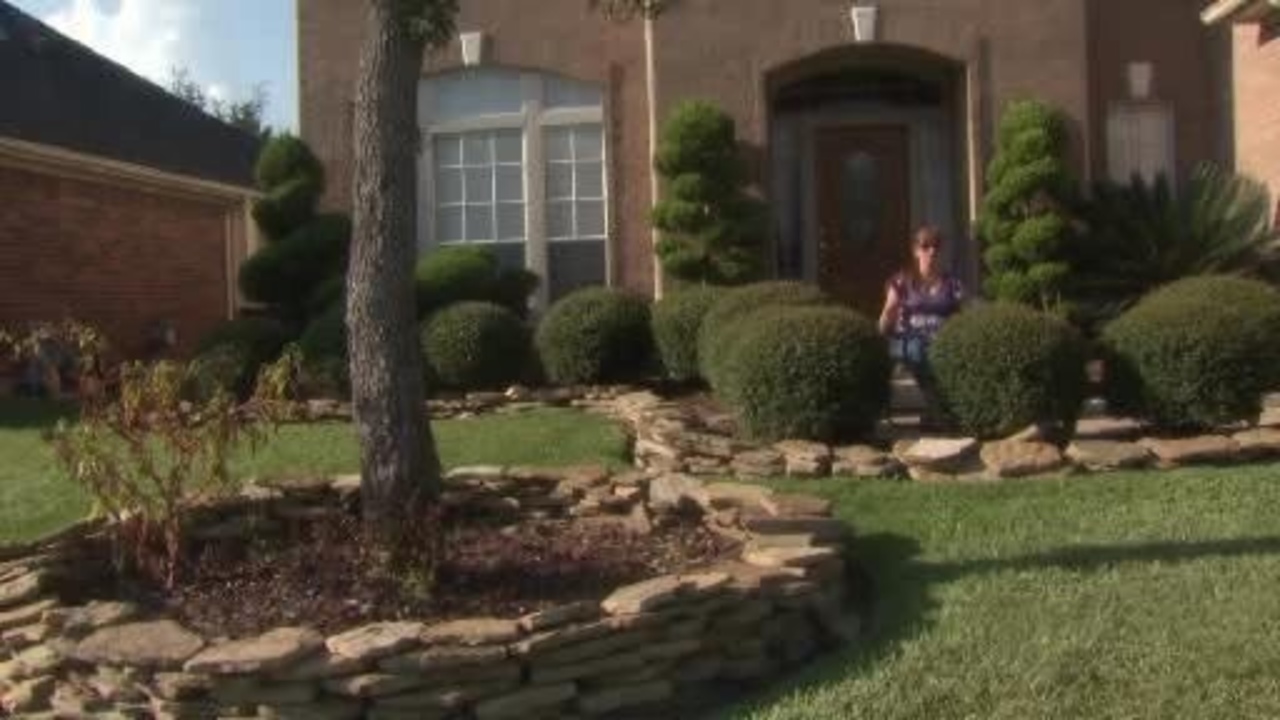 check 1 cashing houston police arrest sues over Mom