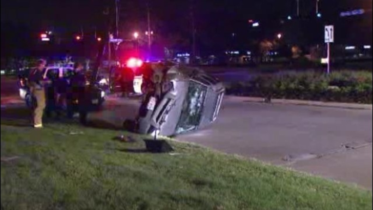 SUV flips over in Sugar Land crash