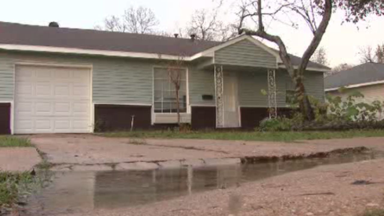 Women tricked out of rent deposits by fake landlord