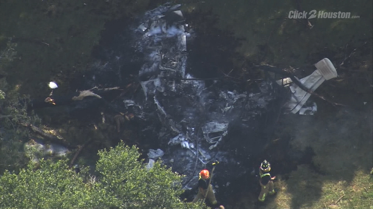 4 dead after small plane crashes outside of Houston
