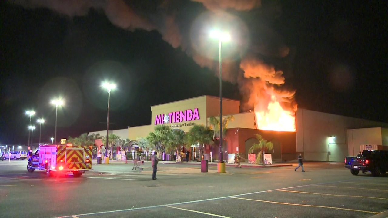 Grocery store damaged by fire in Pasadena