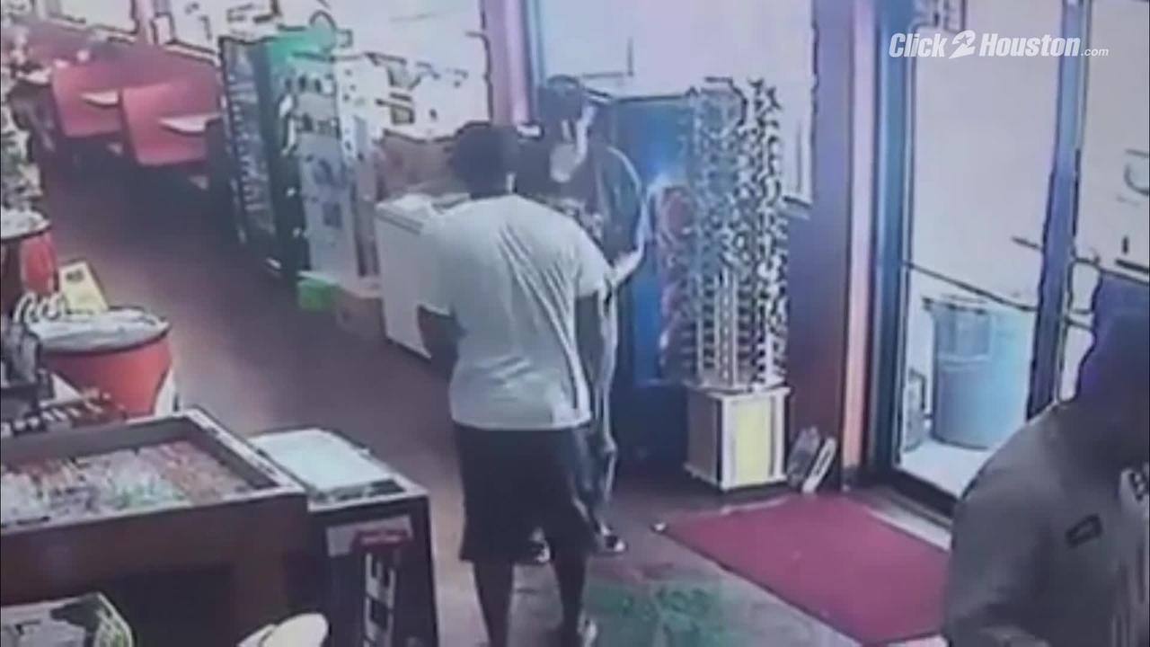 https://media.click2houston.com/photo/2017/08/10/Lufkin%20man%20beaten%20in%20gas%20station20170810202012_10276752_ver1.0_1280_720.jpg