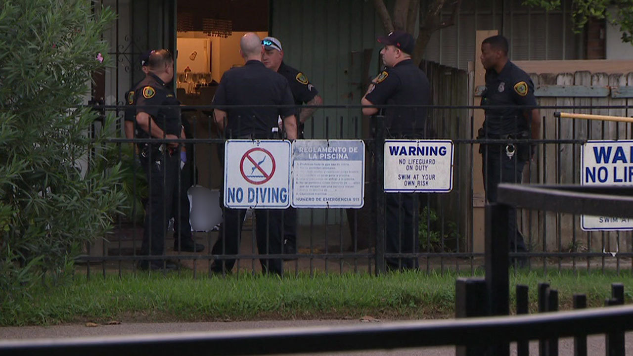 Man found dead in doorway of southwest Houston apartment