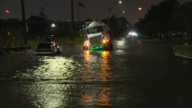 40 vehicles stuck in high water on I-10 near Wayside