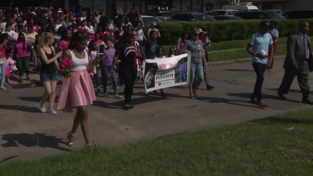 Hundreds of community members gather to honor Maleah Davis on Mother's Day